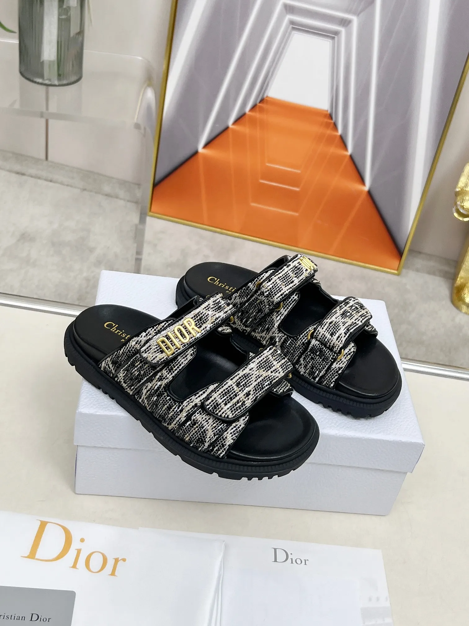 👟👟Ex-factory price 480👟👟Dior👏👏New classic style. 🔥Purchasing-level qualityThick-soled slippers popular in foreign counters. Upper➕Inner: original customized material, original mold opening of sole 1.1 (lightweight, code number 35-40 (41/42 can be customized)